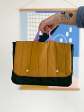Load image into Gallery viewer, Housse ordinateur Puffy - Jaune &amp; vert bouteille