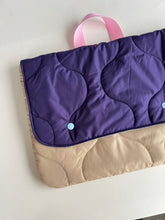 Load image into Gallery viewer, Housse ordinateur Puffy - Violet &amp; beige