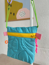 Load image into Gallery viewer, Pocket Flashy - Turquoise / corde lila