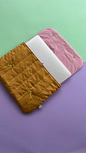 Load image into Gallery viewer, Housse ordinateur Puffy - Rose &amp; jaune