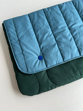 Load image into Gallery viewer, Housse ordinateur Puffy - Bleu ciel &amp; vert bouteille