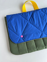 Load image into Gallery viewer, Housse ordinateur Puffy -  Bleu &amp; kaki