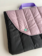 Load image into Gallery viewer, Housse ordinateur Puffy - Rose &amp; noir