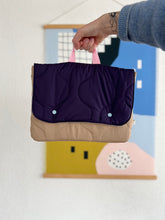 Load image into Gallery viewer, Housse ordinateur Puffy - Violet &amp; beige