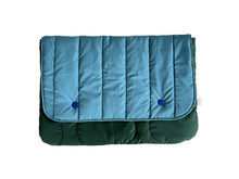 Load image into Gallery viewer, Housse ordinateur Puffy - Bleu ciel &amp; vert bouteille