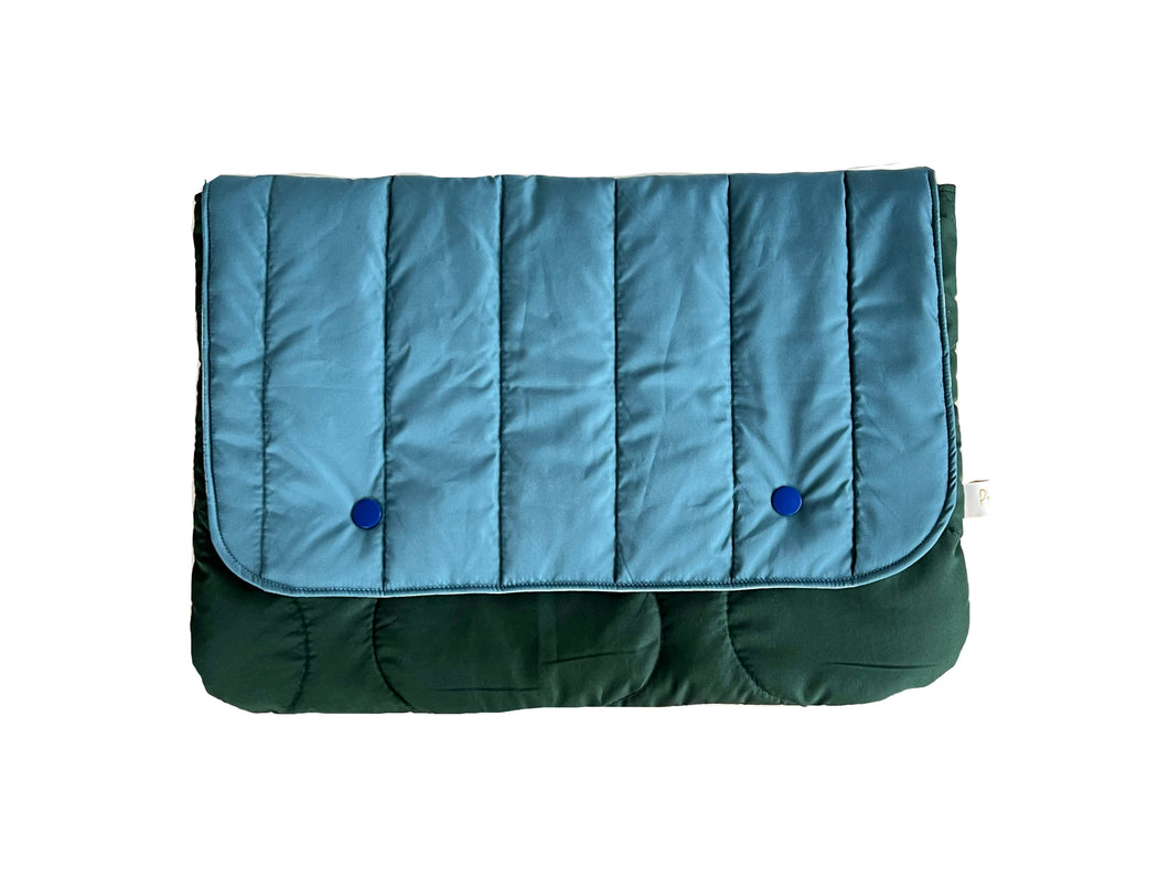 Housse ordinateur Puffy - Bleu ciel & vert bouteille