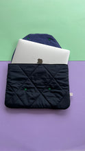 Load image into Gallery viewer, Housse ordinateur Puffy - Noir &amp; bleu nuit