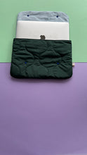 Load image into Gallery viewer, Housse ordinateur Puffy - Bleu ciel &amp; vert bouteille