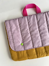 Load image into Gallery viewer, Housse ordinateur Puffy - Rose &amp; jaune