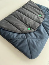 Load image into Gallery viewer, Housse ordinateur Puffy - Noir &amp; bleu nuit