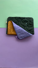 Load image into Gallery viewer, Housse ordinateur Puffy - Jaune &amp; vert bouteille