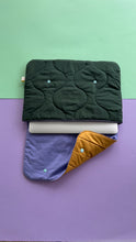 Load image into Gallery viewer, Housse ordinateur Puffy - Jaune &amp; vert bouteille