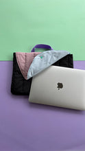 Load image into Gallery viewer, Housse ordinateur Puffy - Rose &amp; noir