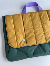 Load image into Gallery viewer, Housse ordinateur Puffy - Jaune &amp; vert bouteille