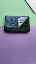 Load image into Gallery viewer, Housse ordinateur Puffy - Bleu ciel &amp; vert bouteille