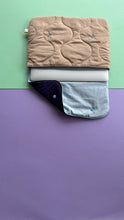 Load image into Gallery viewer, Housse ordinateur Puffy - Violet &amp; beige