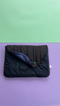 Load image into Gallery viewer, Housse ordinateur Puffy - Noir &amp; bleu nuit