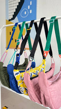 Load image into Gallery viewer, Sac Halfmoon - Fleurs / mousqueton orange