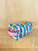 Load image into Gallery viewer, Trousse de toilette - Tulipes