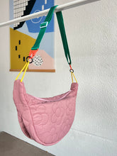 Load image into Gallery viewer, Sac Halfmoon - Fleurs / mousqueton orange