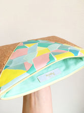Charger l&#39;image dans la galerie, Pochette XL Triangle - couleurs pastel